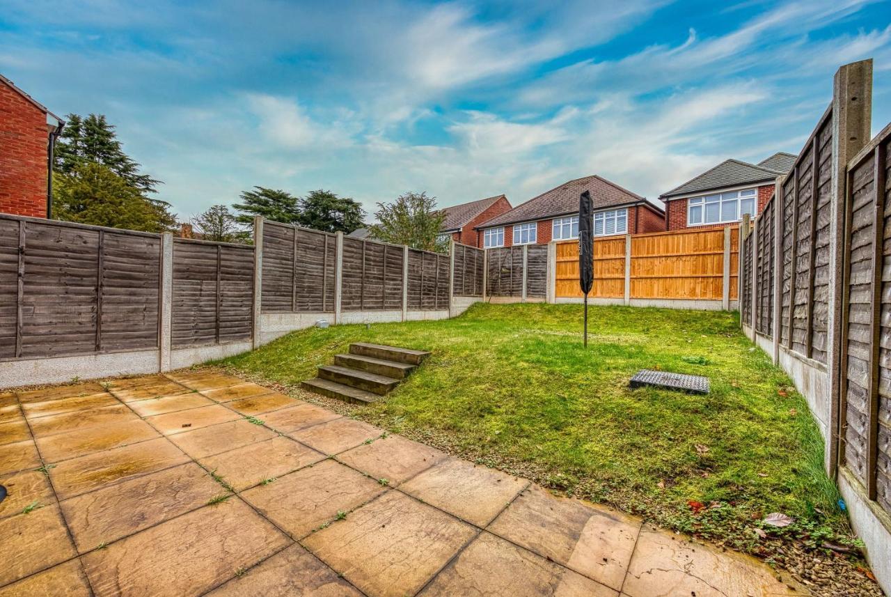 Holiday home Xclusive Living Close To Nec, Free Wifi, Netflix, Parking, Sleeps 5, 3 Bedroom House, Ideal For Families, Contractors & Corporates Near Nec & Airport On Dove Close
