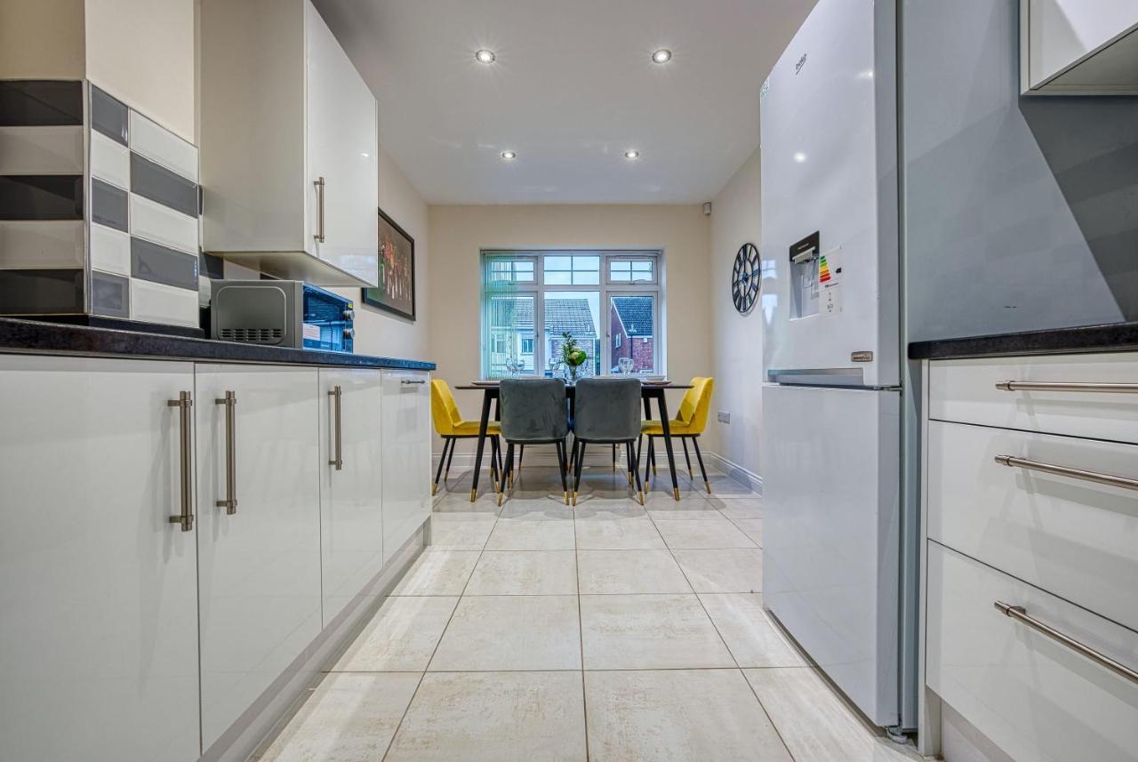 Xclusive Living Close To Nec, Free Wifi, Netflix, Parking, Sleeps 5, 3 Bedroom House, Ideal For Families, Contractors & Corporates Near Nec & Airport On Dove Close Birmingham