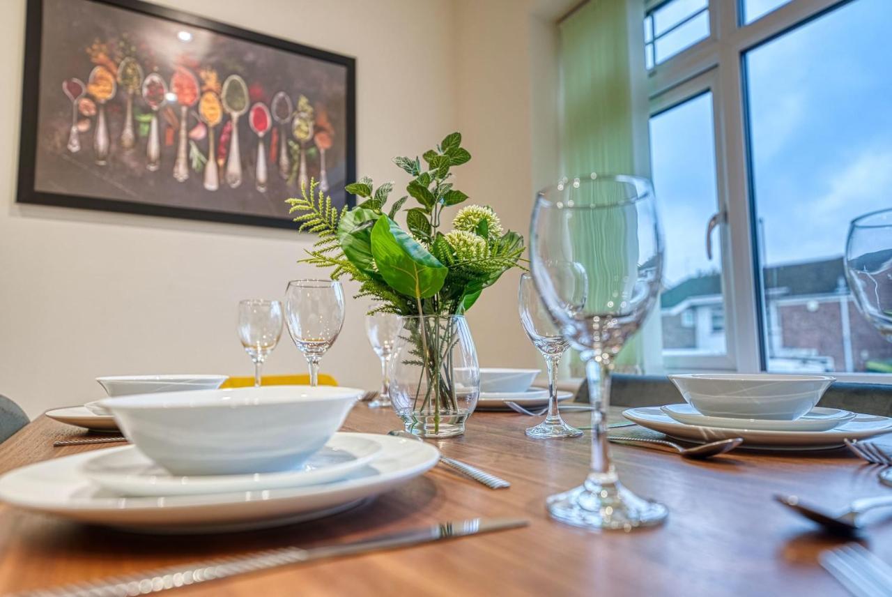 Xclusive Living Close To Nec, Free Wifi, Netflix, Parking, Sleeps 5, 3 Bedroom House, Ideal For Families, Contractors & Corporates Near Nec & Airport On Dove Close Birmingham