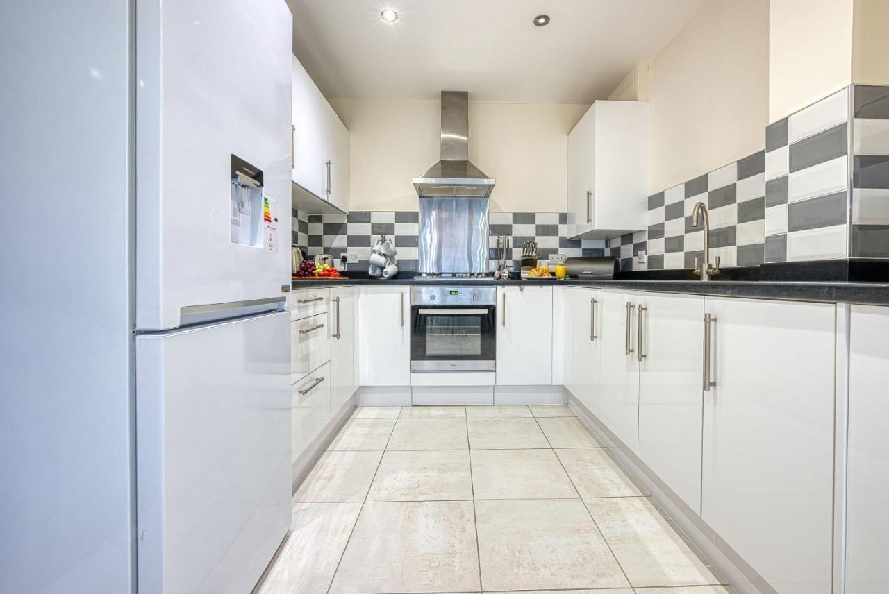 Xclusive Living Close To Nec, Free Wifi, Netflix, Parking, Sleeps 5, 3 Bedroom House, Ideal For Families, Contractors & Corporates Near Nec & Airport On Dove Close Holiday home *