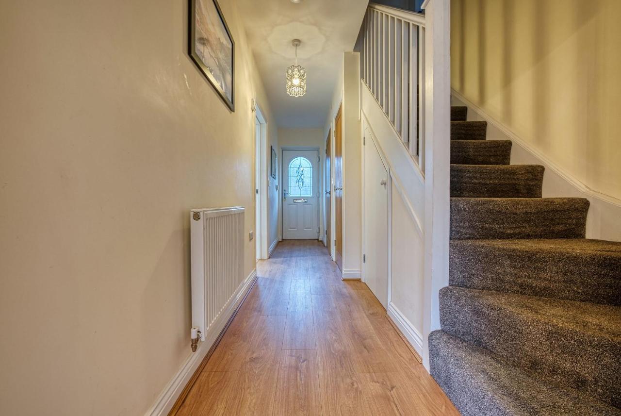 Xclusive Living Close To Nec, Free Wifi, Netflix, Parking, Sleeps 5, 3 Bedroom House, Ideal For Families, Contractors & Corporates Near Nec & Airport On Dove Close Birmingham