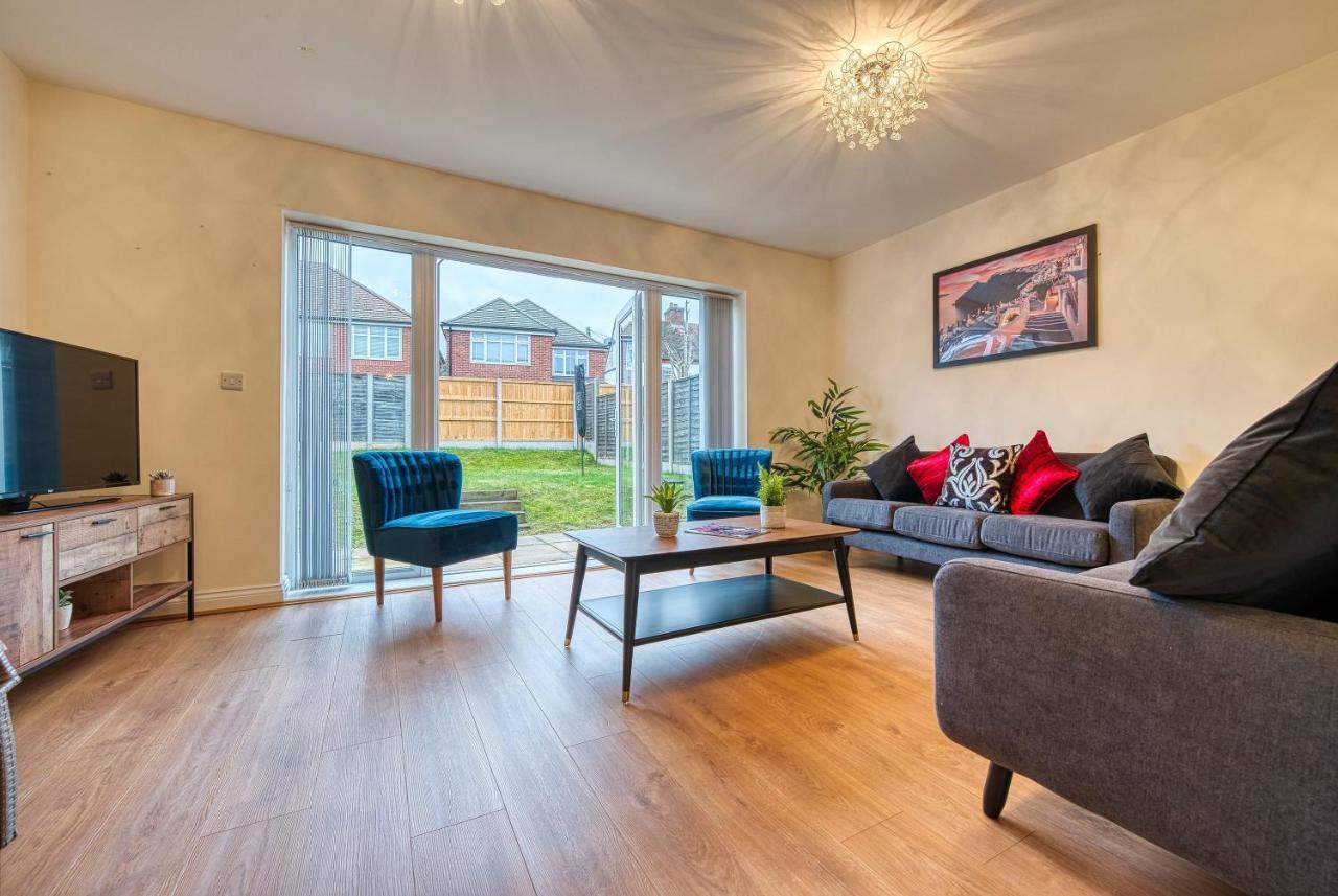 Holiday home Xclusive Living Close To Nec, Free Wifi, Netflix, Parking, Sleeps 5, 3 Bedroom House, Ideal For Families, Contractors & Corporates Near Nec & Airport On Dove Close *