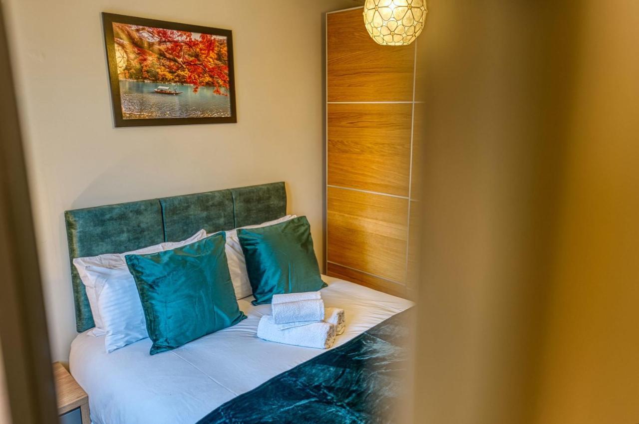 Holiday home Xclusive Living Close To Nec, Free Wifi, Netflix, Parking, Sleeps 5, 3 Bedroom House, Ideal For Families, Contractors & Corporates Near Nec & Airport On Dove Close Birmingham
