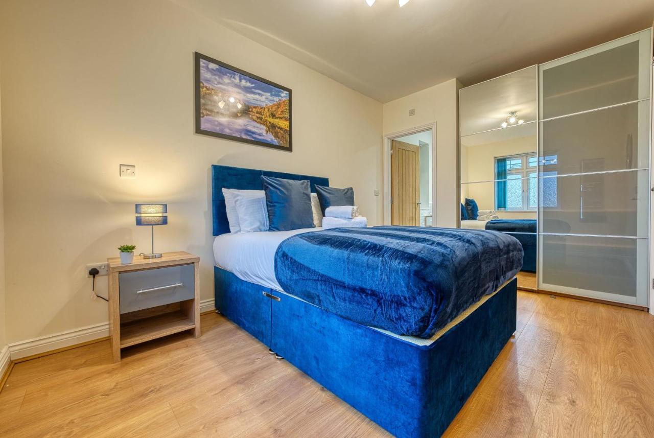 Xclusive Living Close To Nec, Free Wifi, Netflix, Parking, Sleeps 5, 3 Bedroom House, Ideal For Families, Contractors & Corporates Near Nec & Airport On Dove Close Birmingham