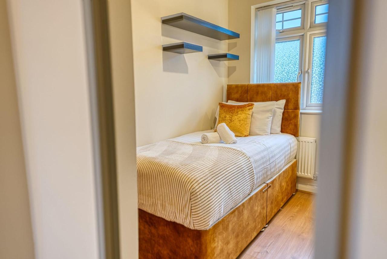 Xclusive Living Close To Nec, Free Wifi, Netflix, Parking, Sleeps 5, 3 Bedroom House, Ideal For Families, Contractors & Corporates Near Nec & Airport On Dove Close *