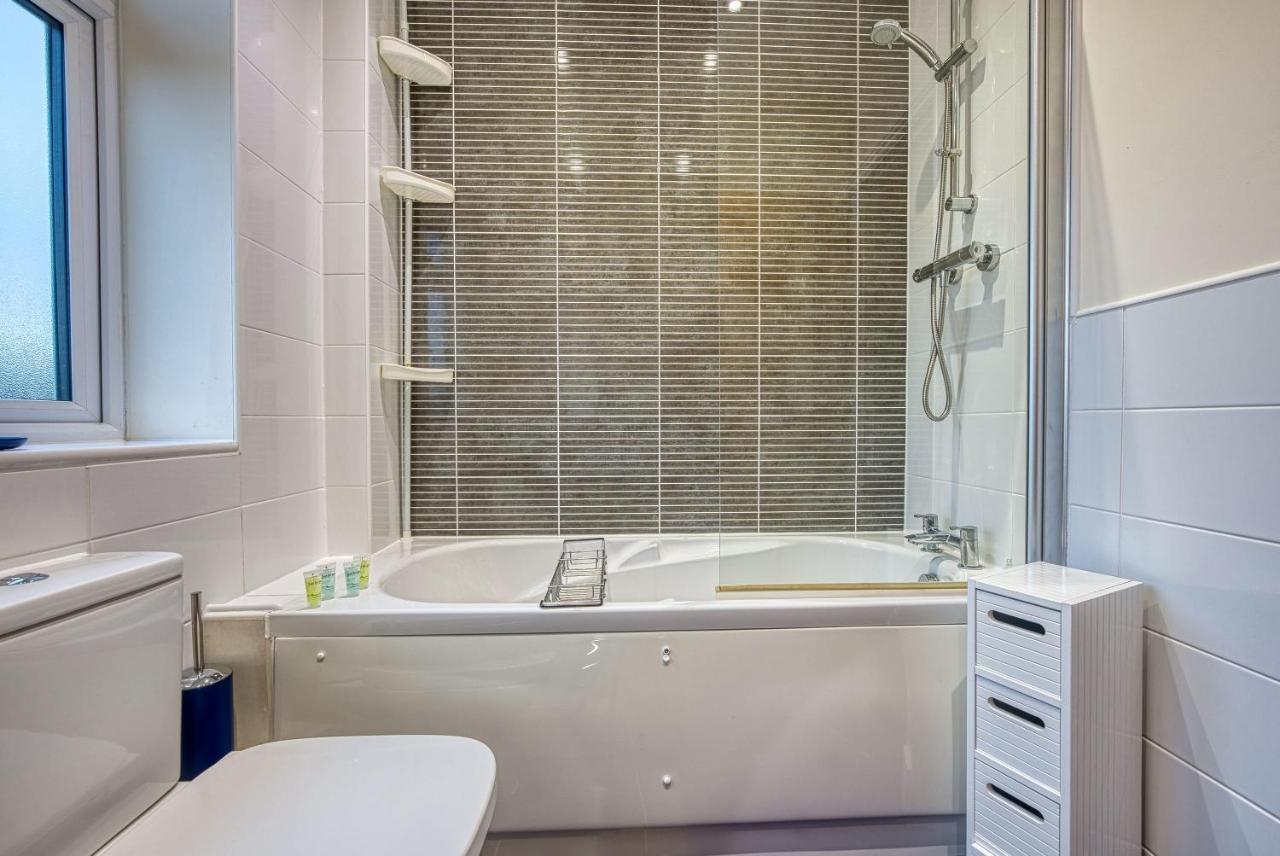 Xclusive Living Close To Nec, Free Wifi, Netflix, Parking, Sleeps 5, 3 Bedroom House, Ideal For Families, Contractors & Corporates Near Nec & Airport On Dove Close