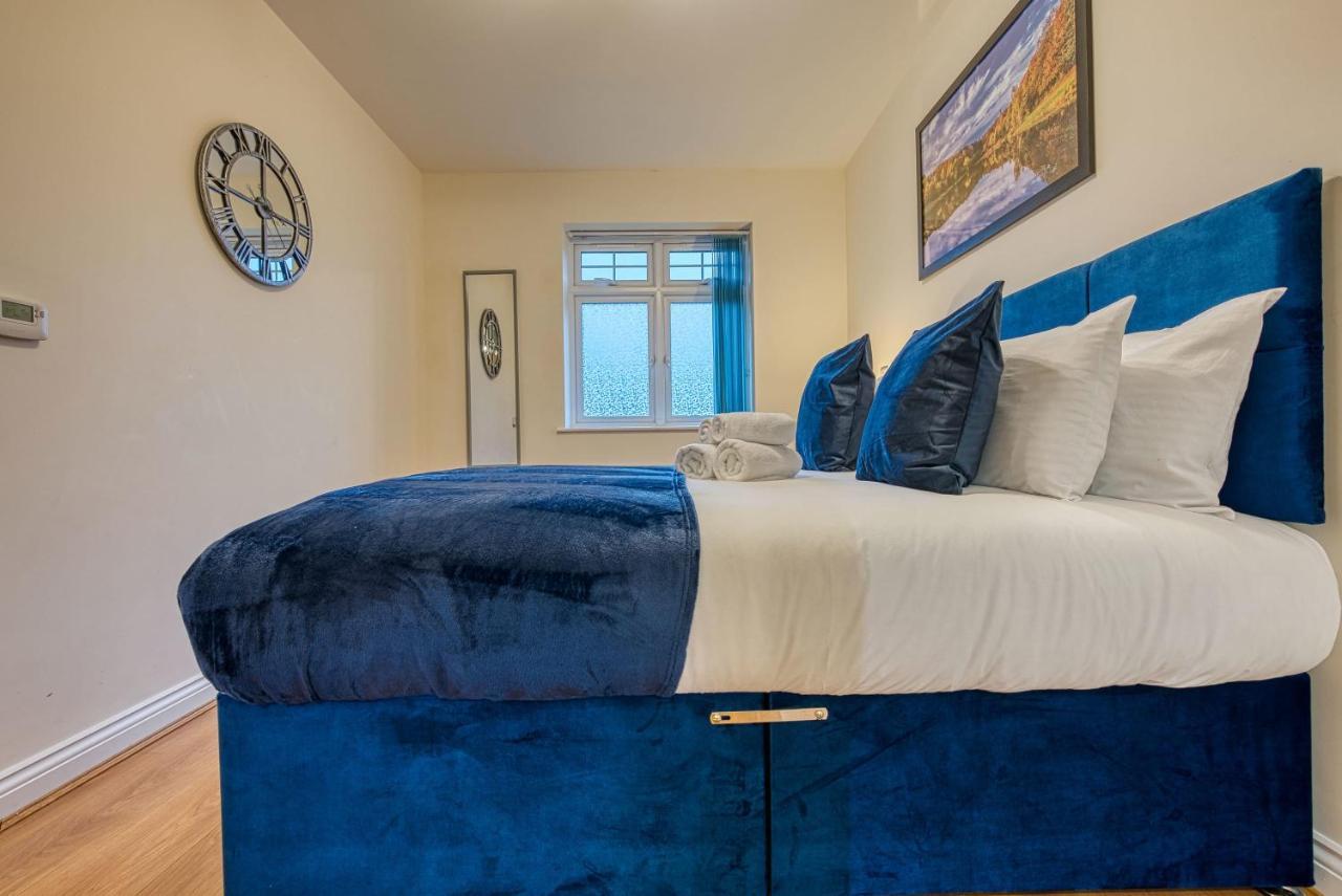 Xclusive Living Close To Nec, Free Wifi, Netflix, Parking, Sleeps 5, 3 Bedroom House, Ideal For Families, Contractors & Corporates Near Nec & Airport On Dove Close *