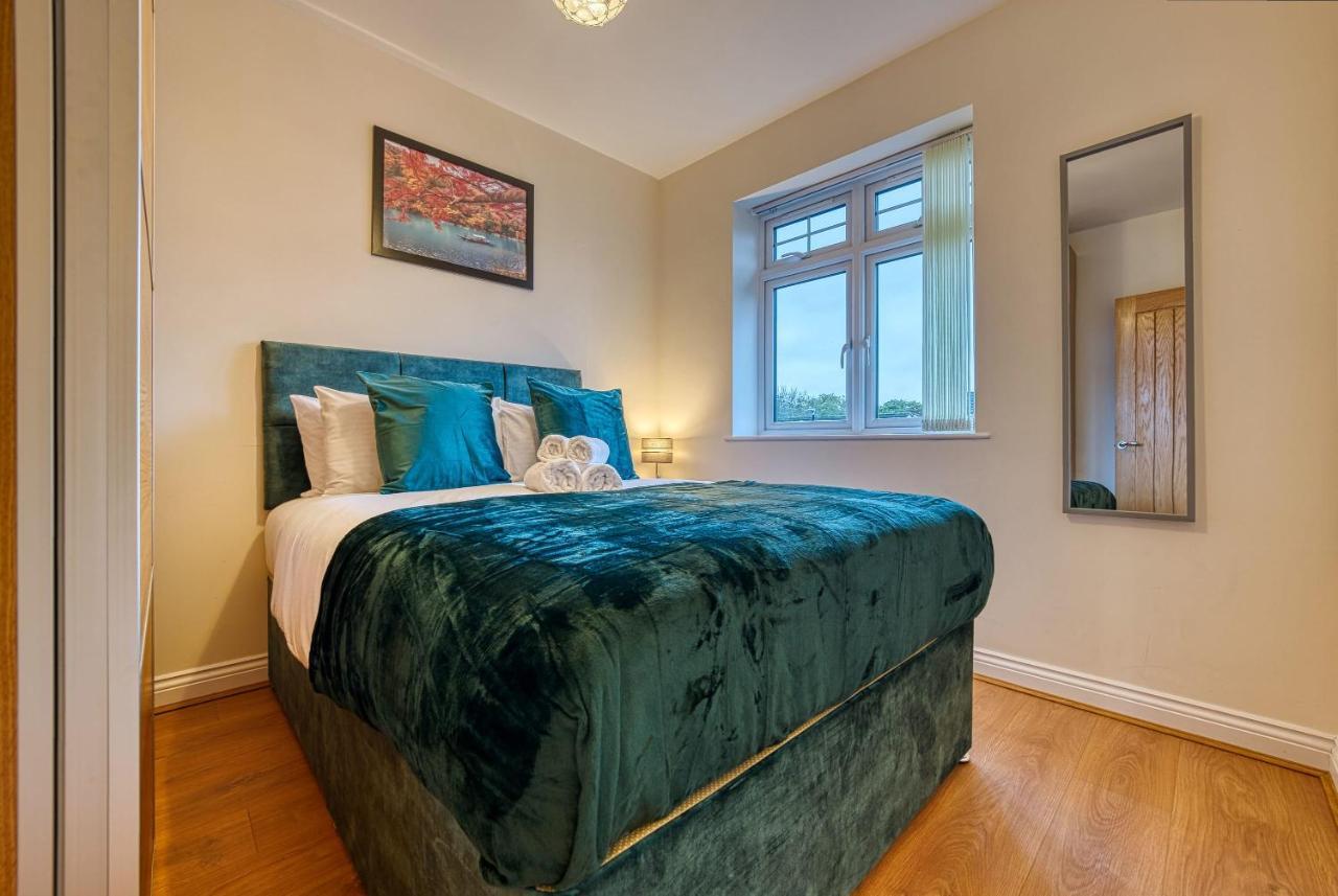 Xclusive Living Close To Nec, Free Wifi, Netflix, Parking, Sleeps 5, 3 Bedroom House, Ideal For Families, Contractors & Corporates Near Nec & Airport On Dove Close Holiday home Birmingham