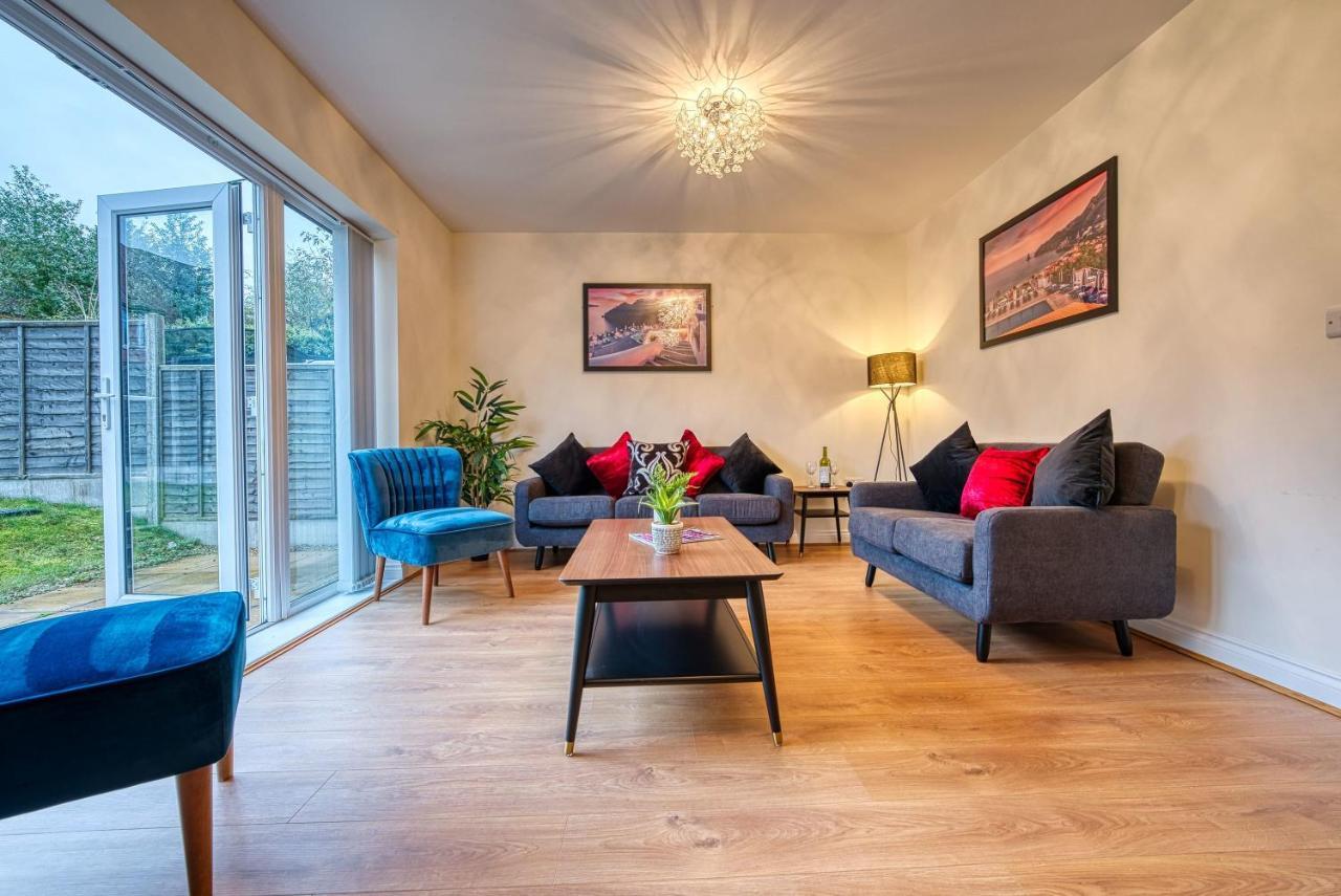 Holiday home Xclusive Living Close To Nec, Free Wifi, Netflix, Parking, Sleeps 5, 3 Bedroom House, Ideal For Families, Contractors & Corporates Near Nec & Airport On Dove Close *