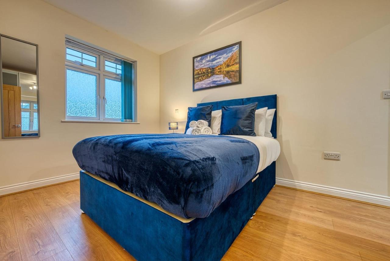Xclusive Living Close To Nec, Free Wifi, Netflix, Parking, Sleeps 5, 3 Bedroom House, Ideal For Families, Contractors & Corporates Near Nec & Airport On Dove Close Holiday home