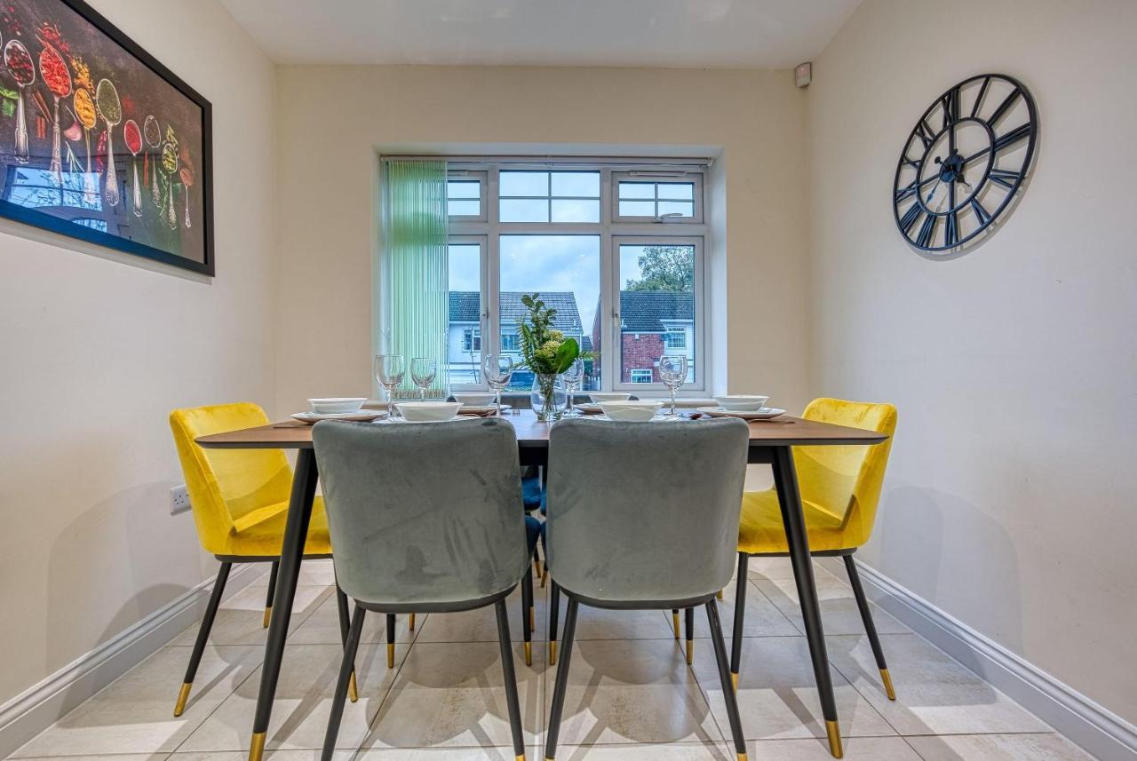 Xclusive Living Close To Nec, Free Wifi, Netflix, Parking, Sleeps 5, 3 Bedroom House, Ideal For Families, Contractors & Corporates Near Nec & Airport On Dove Close Holiday home