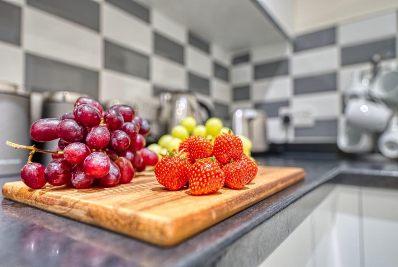 Xclusive Living Close To Nec, Free Wifi, Netflix, Parking, Sleeps 5, 3 Bedroom House, Ideal For Families, Contractors & Corporates Near Nec & Airport On Dove Close *