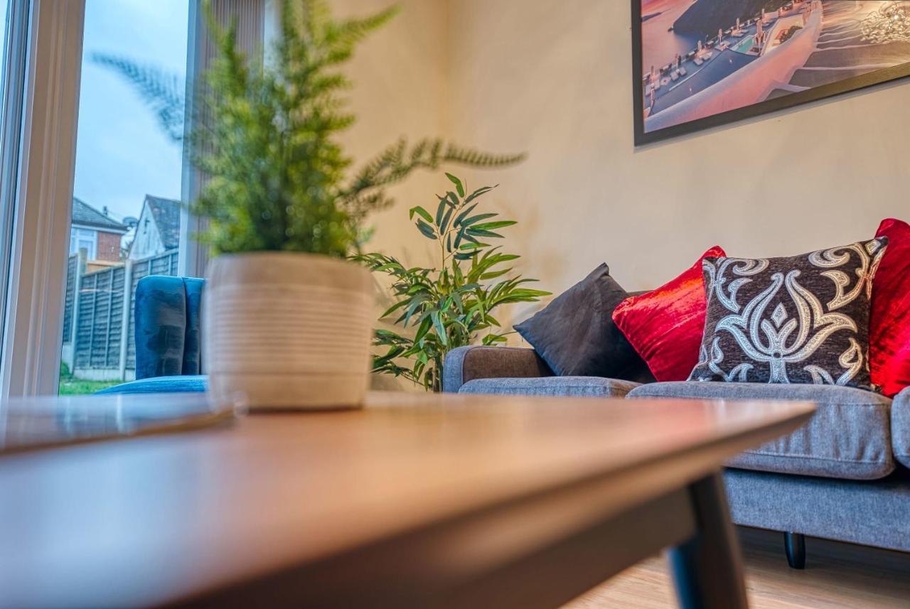 Holiday home Xclusive Living Close To Nec, Free Wifi, Netflix, Parking, Sleeps 5, 3 Bedroom House, Ideal For Families, Contractors & Corporates Near Nec & Airport On Dove Close *