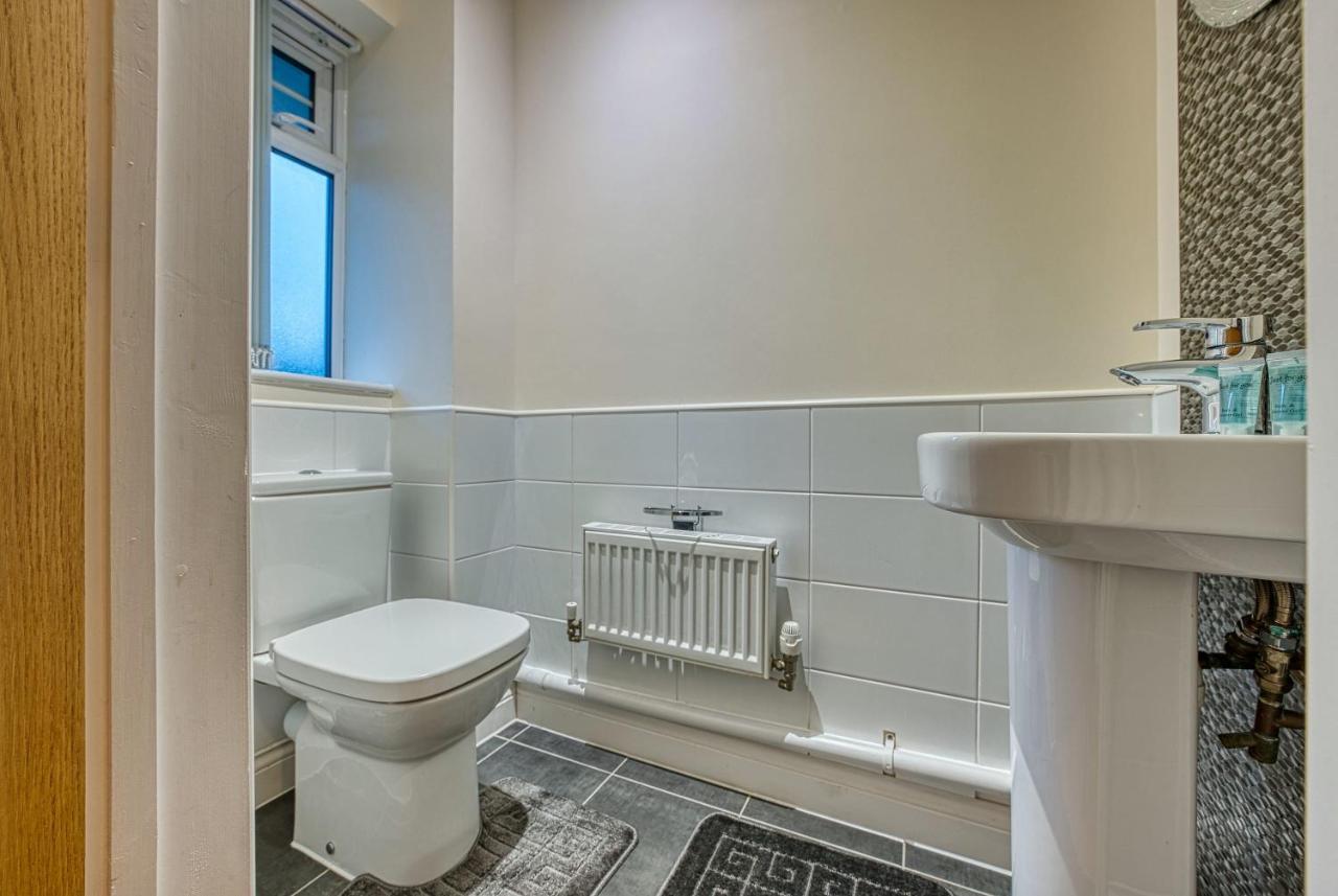 Holiday home Xclusive Living Close To Nec, Free Wifi, Netflix, Parking, Sleeps 5, 3 Bedroom House, Ideal For Families, Contractors & Corporates Near Nec & Airport On Dove Close Birmingham