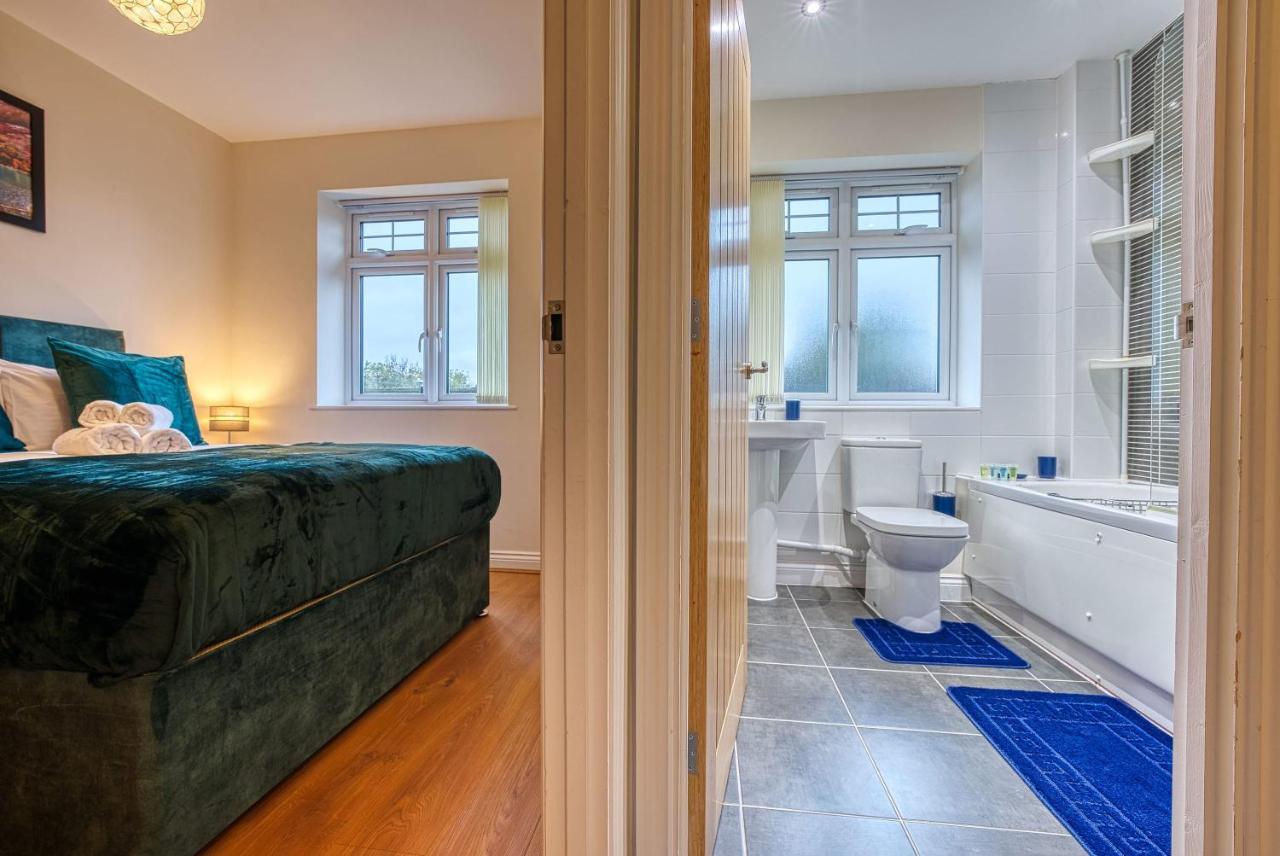 Xclusive Living Close To Nec, Free Wifi, Netflix, Parking, Sleeps 5, 3 Bedroom House, Ideal For Families, Contractors & Corporates Near Nec & Airport On Dove Close Holiday home Birmingham