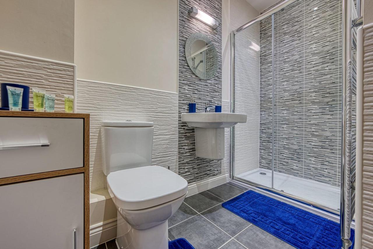 Xclusive Living Close To Nec, Free Wifi, Netflix, Parking, Sleeps 5, 3 Bedroom House, Ideal For Families, Contractors & Corporates Near Nec & Airport On Dove Close *