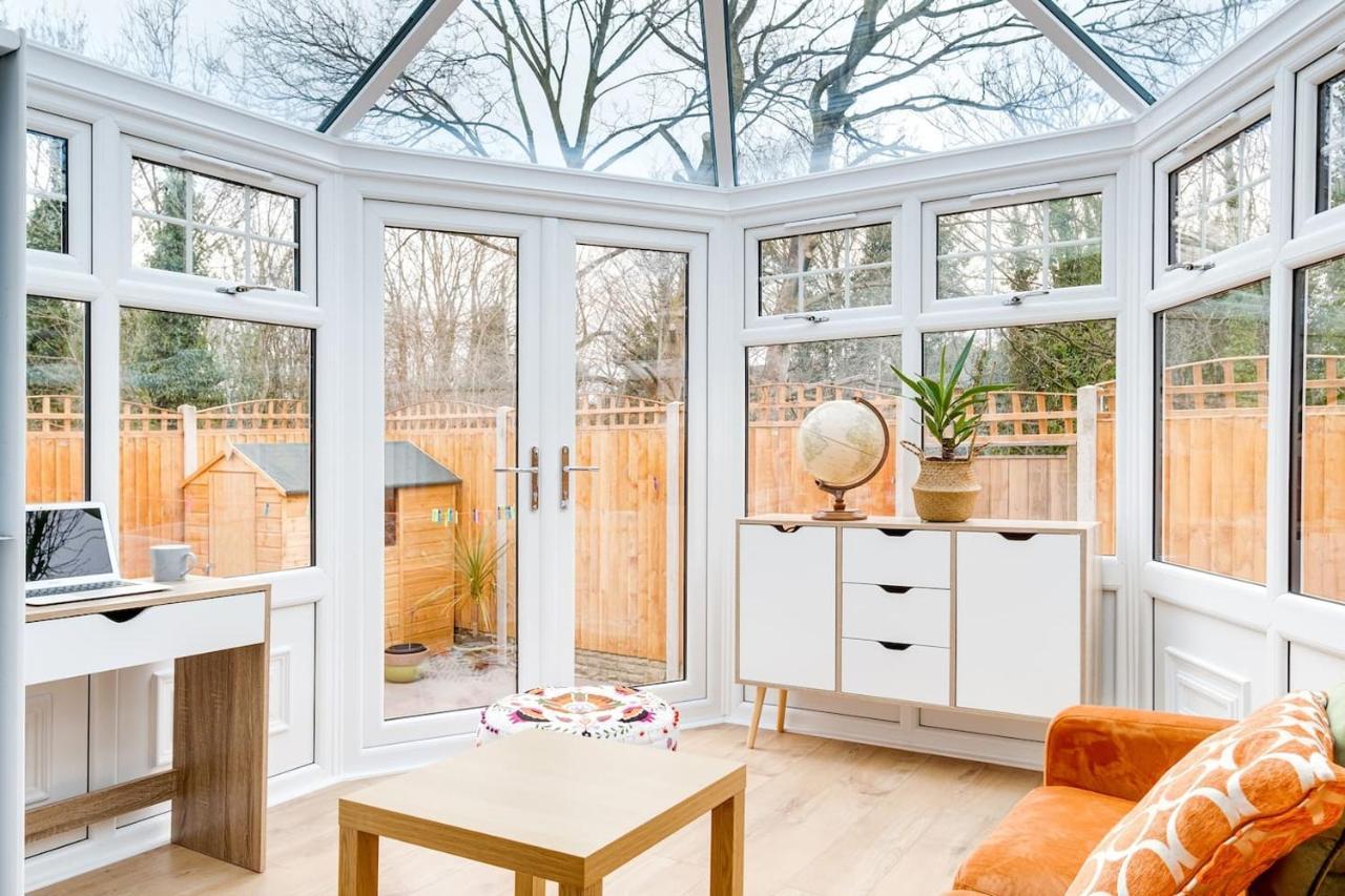 Beta House By Night Stay: Contractors Sleeps 9 Holiday home Birmingham