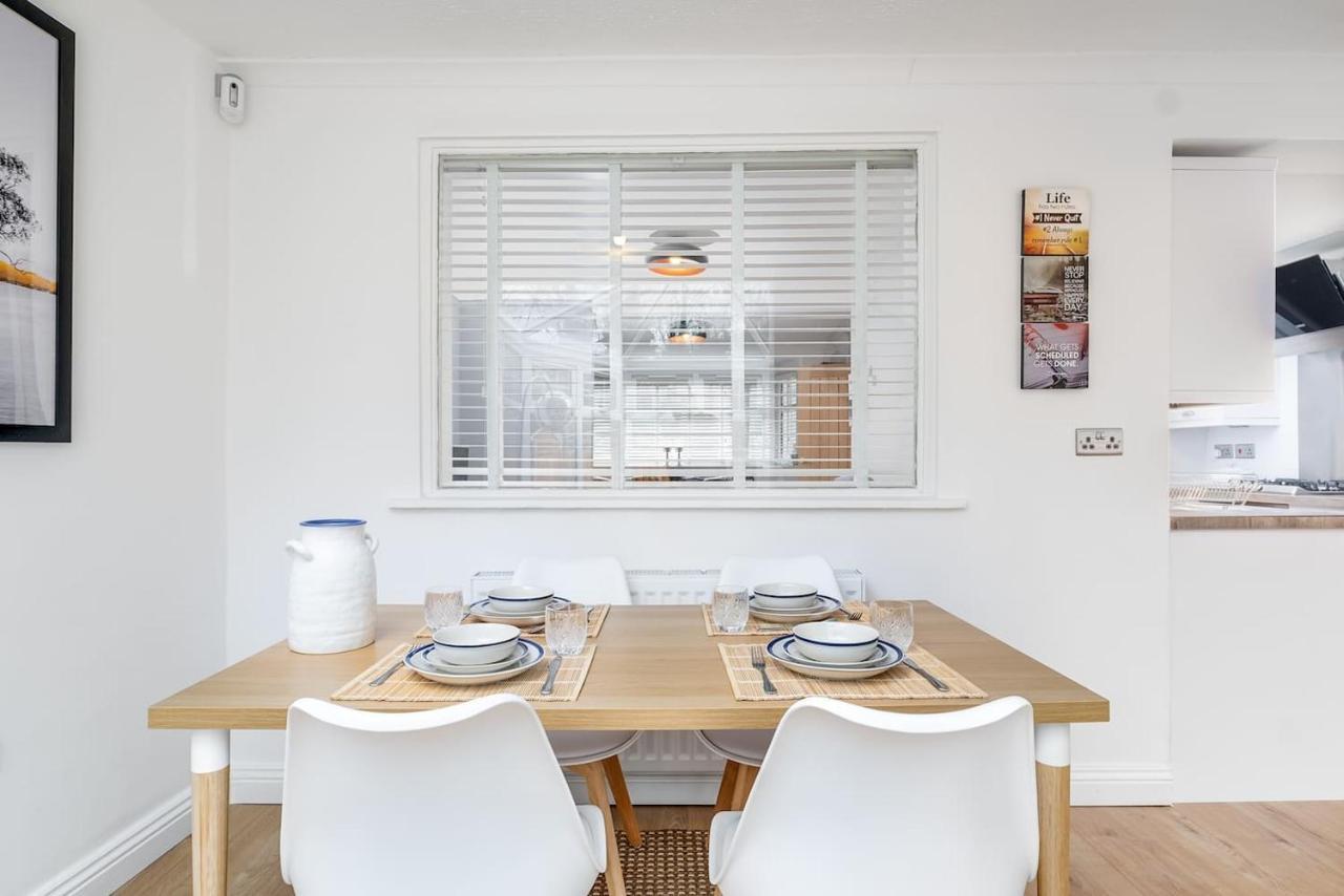 Holiday home Beta House By Night Stay: Contractors Sleeps 9 *