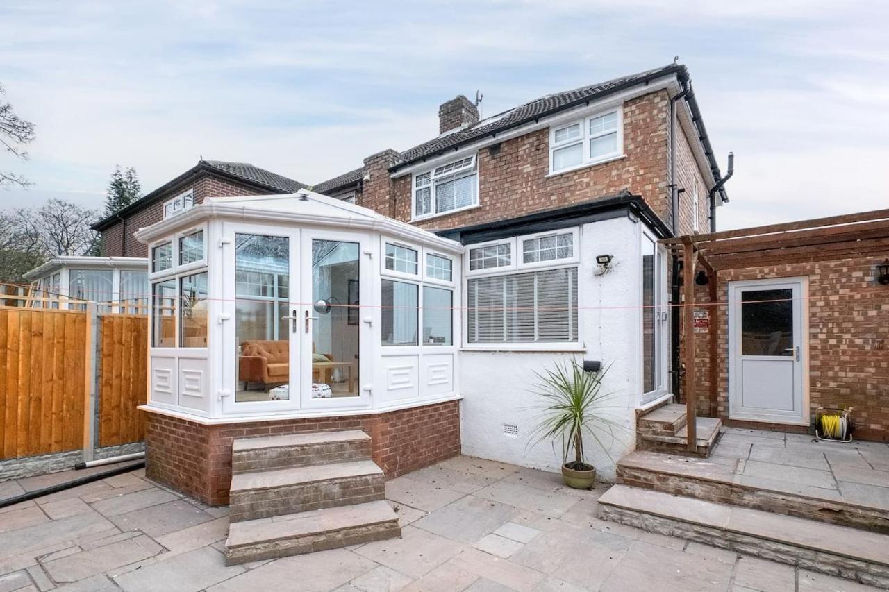 Beta House By Night Stay: Contractors Sleeps 9 Holiday home Birmingham