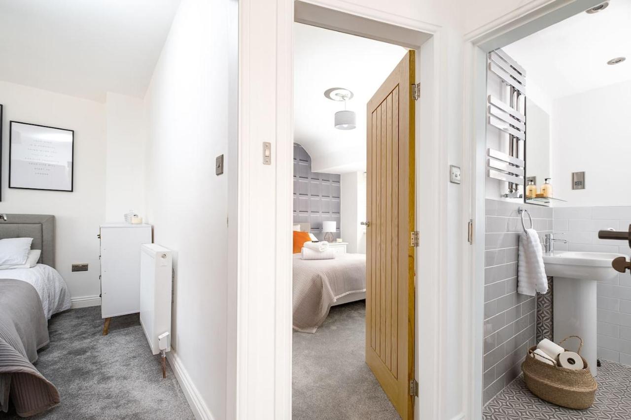 Beta House By Night Stay: Contractors Sleeps 9 Holiday home Birmingham