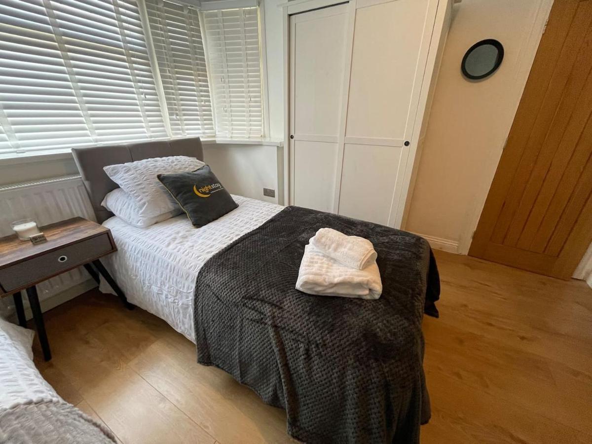 Holiday home Beta House By Night Stay: Contractors Sleeps 9 *