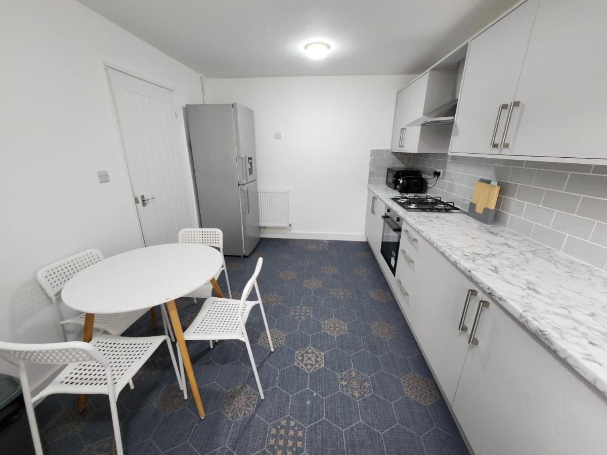 4 Bedroom 2 Bathroom Shared House - Near Bhx And Nec