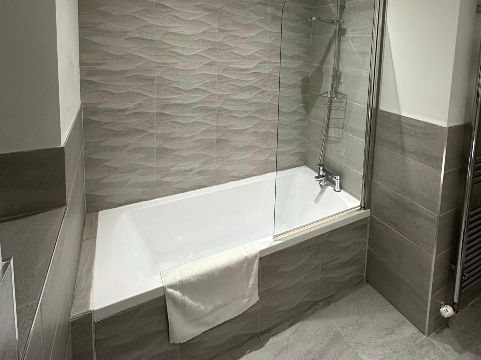 House 6 Large Private Bedrooms With 7 Beds, Close To Nec, Jlr, Centre
