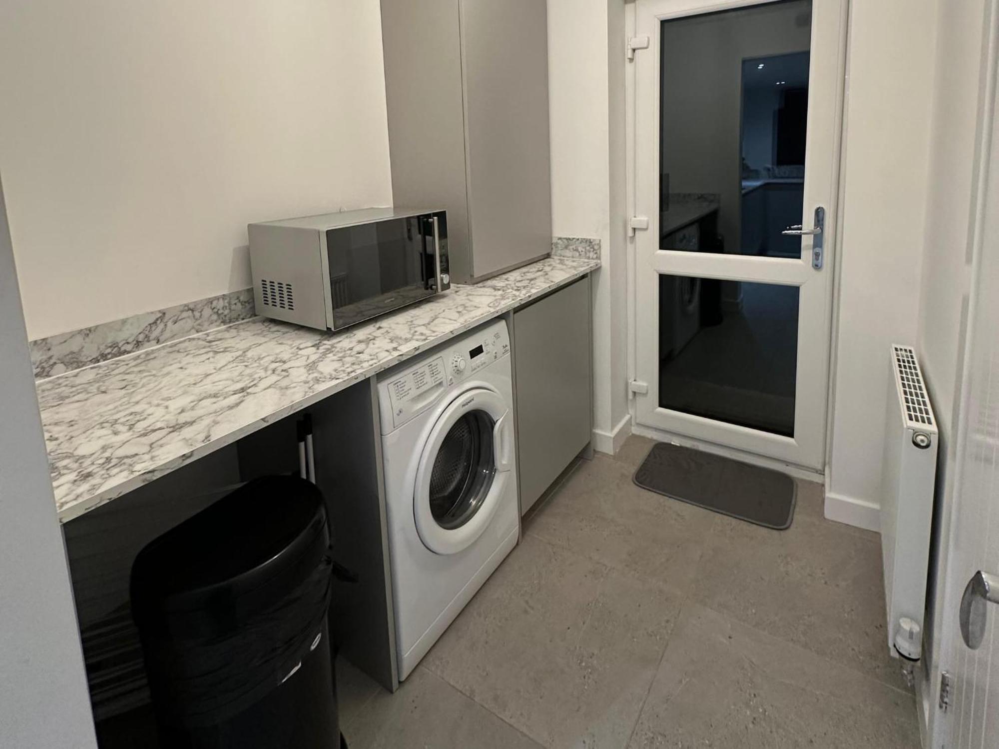 Holiday home House 6 Large Private Bedrooms With 7 Beds, Close To Nec, Jlr, Centre