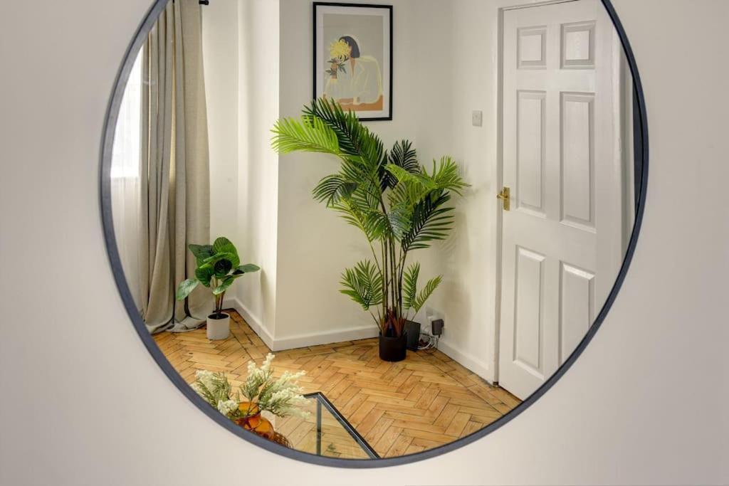 Retreat Close To The N.e.c. Airport World