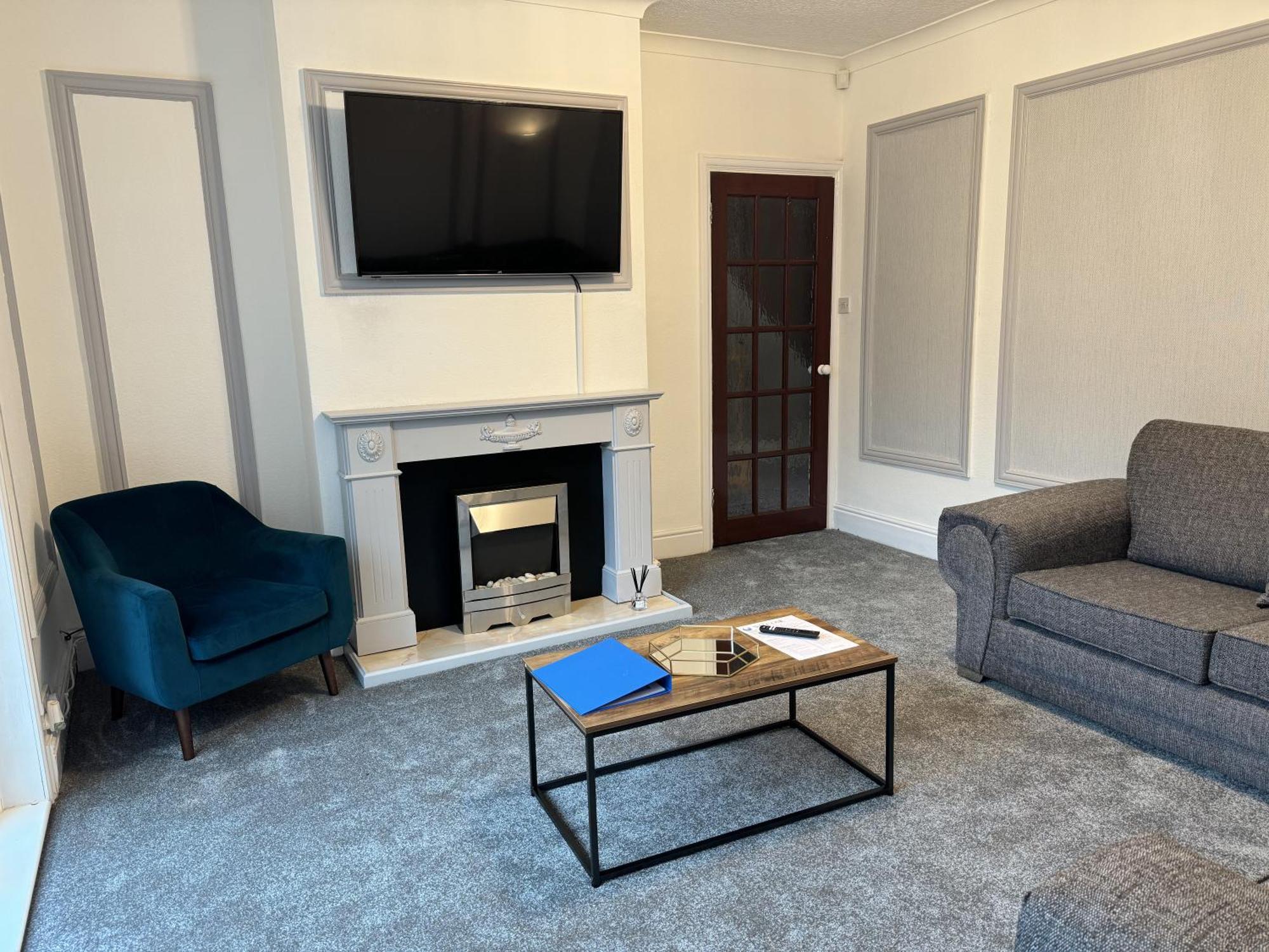 Huge 9 Bed Sleeps 17, Near Nec, Centre, Hs2 *