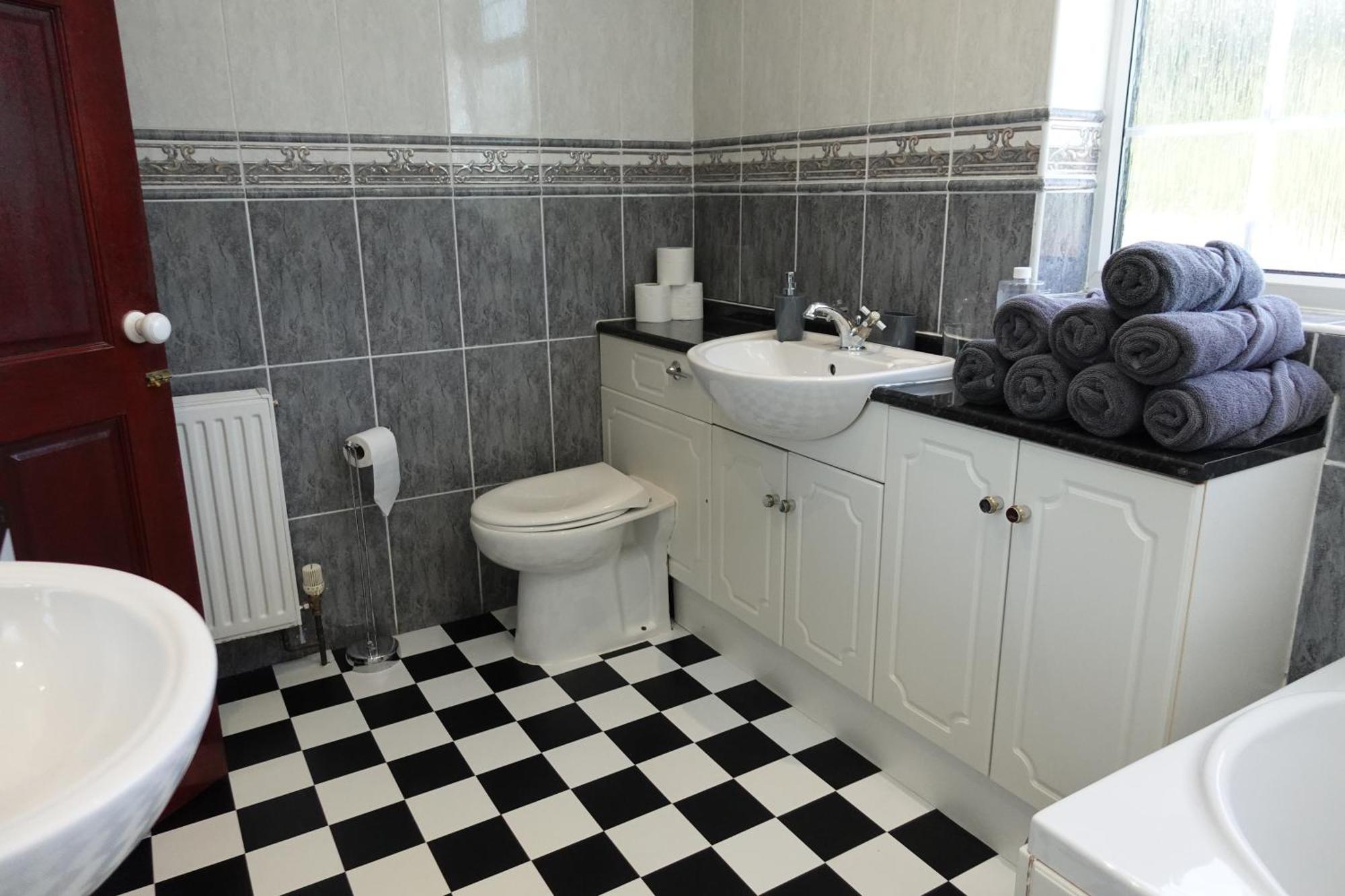 Huge 9 Bed Sleeps 17, Near Nec, Centre, Hs2