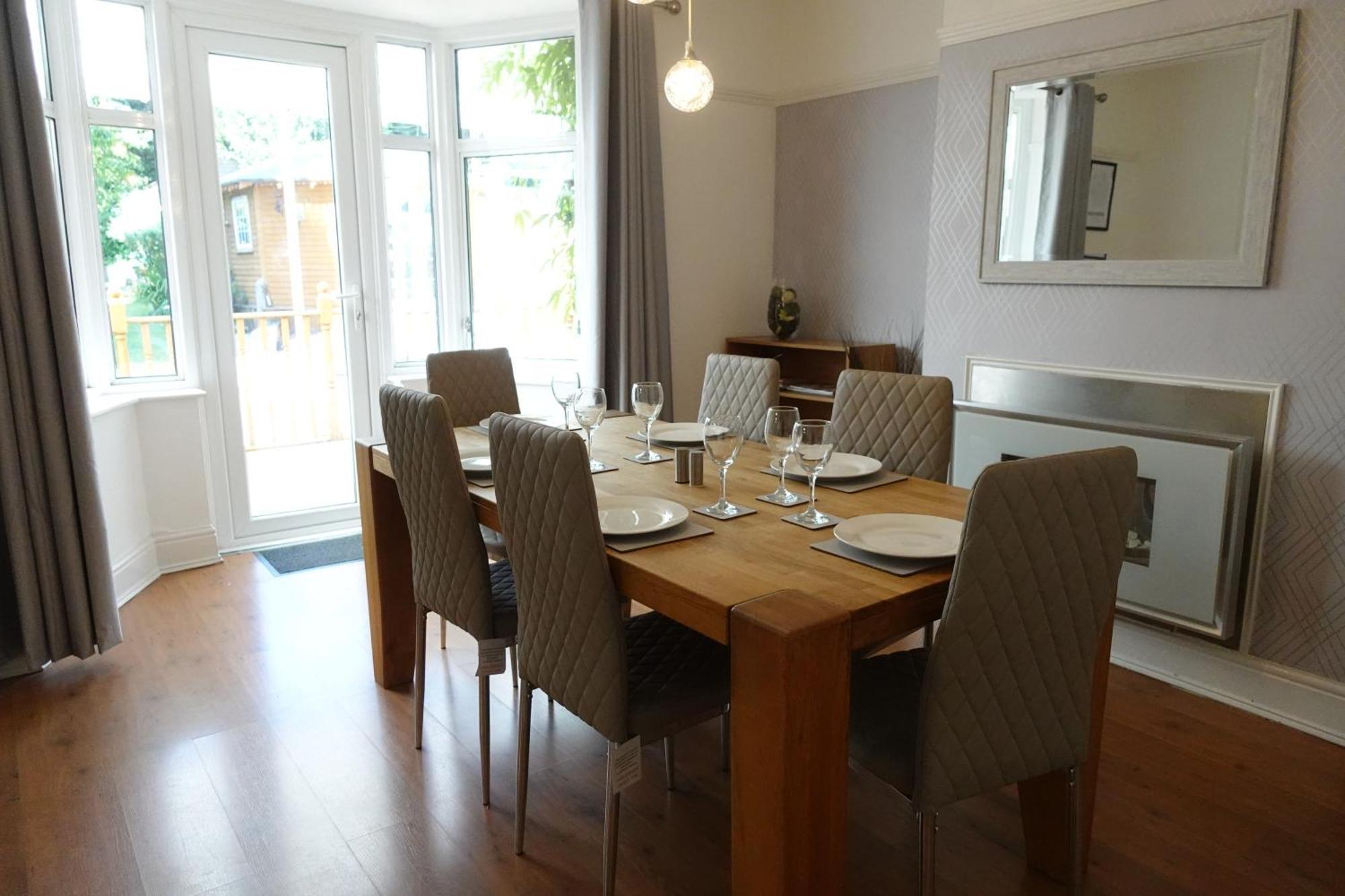 Holiday home Huge 9 Bed Sleeps 17, Near Nec, Centre, Hs2 *
