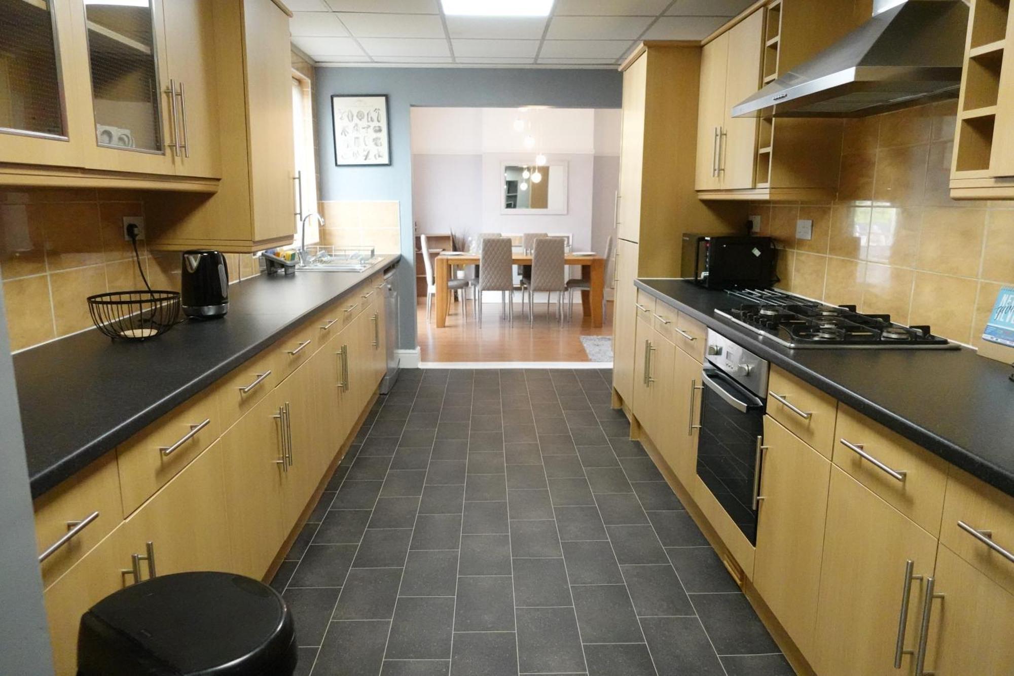 Huge 9 Bed Sleeps 17, Near Nec, Centre, Hs2