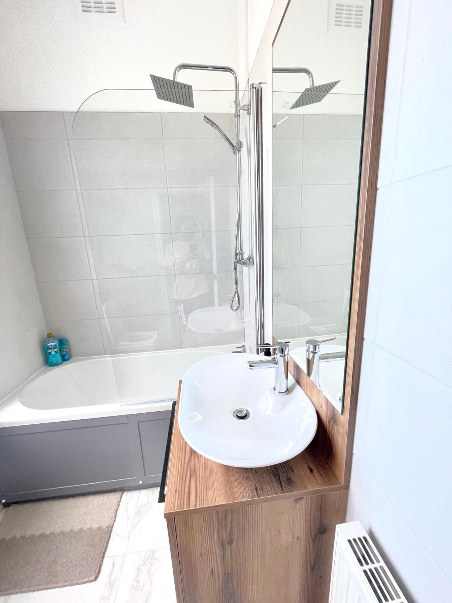 Vibrant 2 Bedroom Flat, Free Parking Birmingham