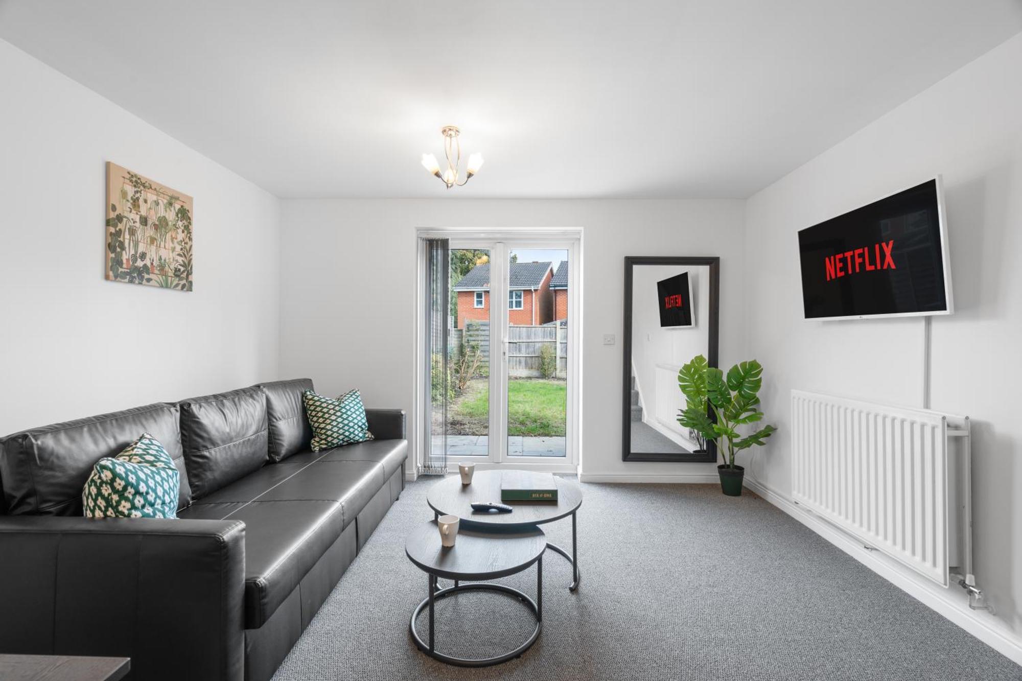 Modern Luxury Two Bedroom House - Long Available Holiday home Birmingham
