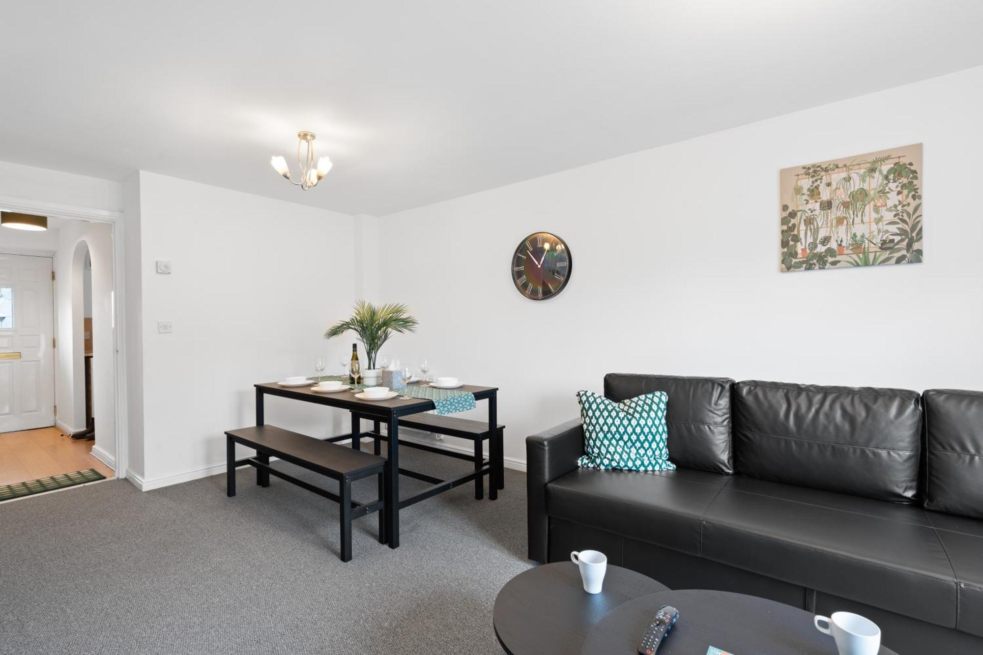 Modern Luxury Two Bedroom House - Long Available Holiday home
