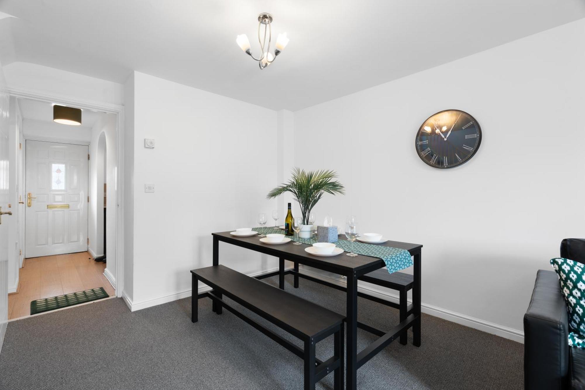 Modern Luxury Two Bedroom House - Long Available * Birmingham