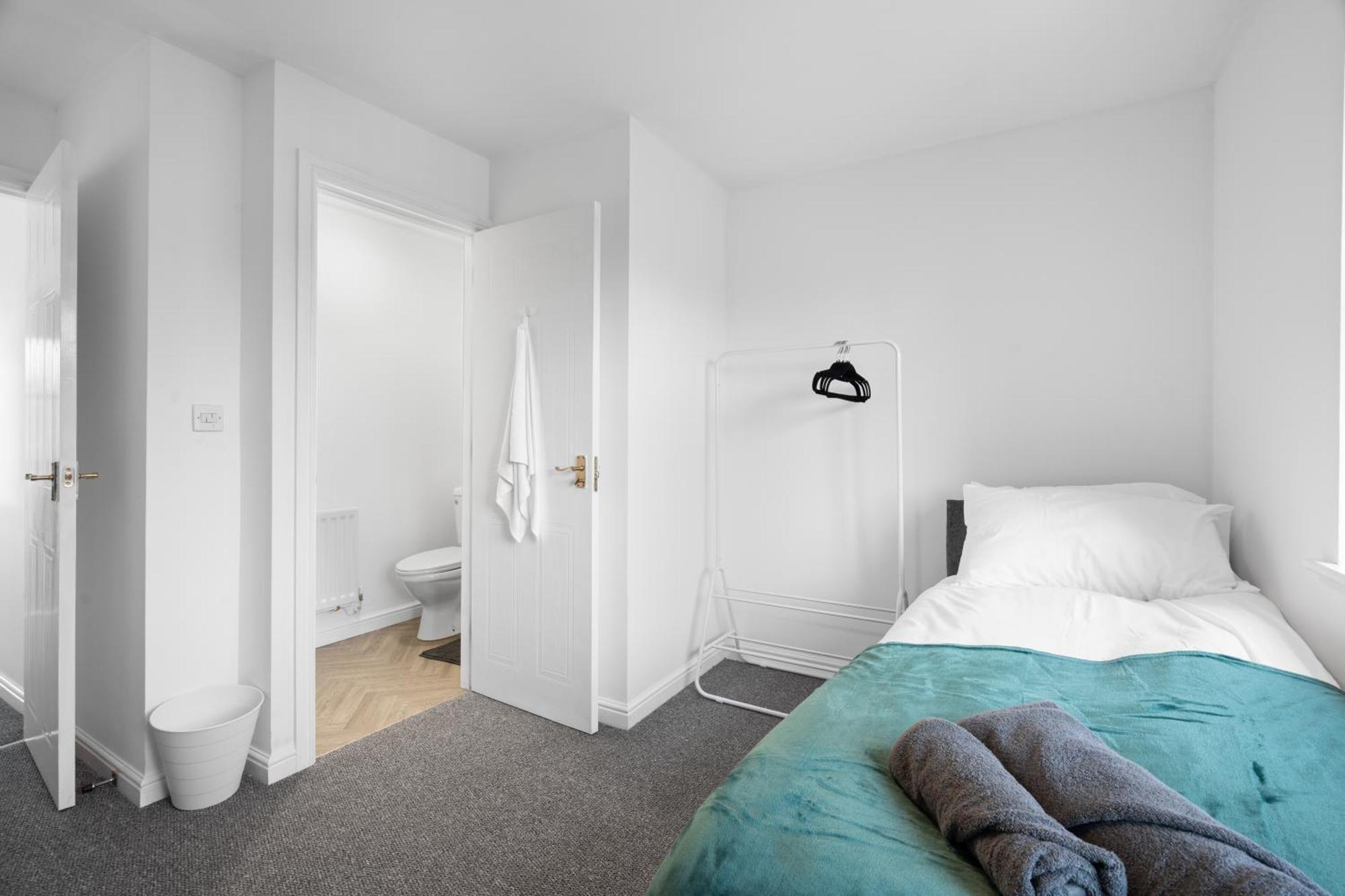 Modern Luxury Two Bedroom House - Long Available